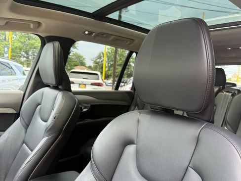 Used 2022 Volvo XC90 T5 Momentum w/ Climate Package image 10