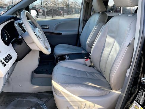 Used 2014 Toyota Sienna XLE image 7