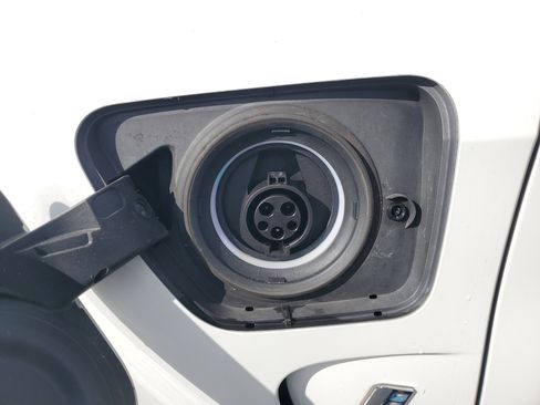 Used 2017 BMW X5 xDrive40e image 10