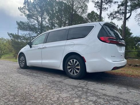 Used 2024 Chrysler Pacifica Select image 5