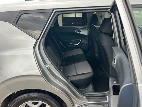 Used 2025 Kia Soul LX w/ LX Technology Package FWD image 30