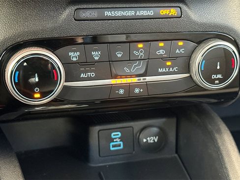 Used 2022 Ford Escape SE w/ SE Sport Appearance Package image 24