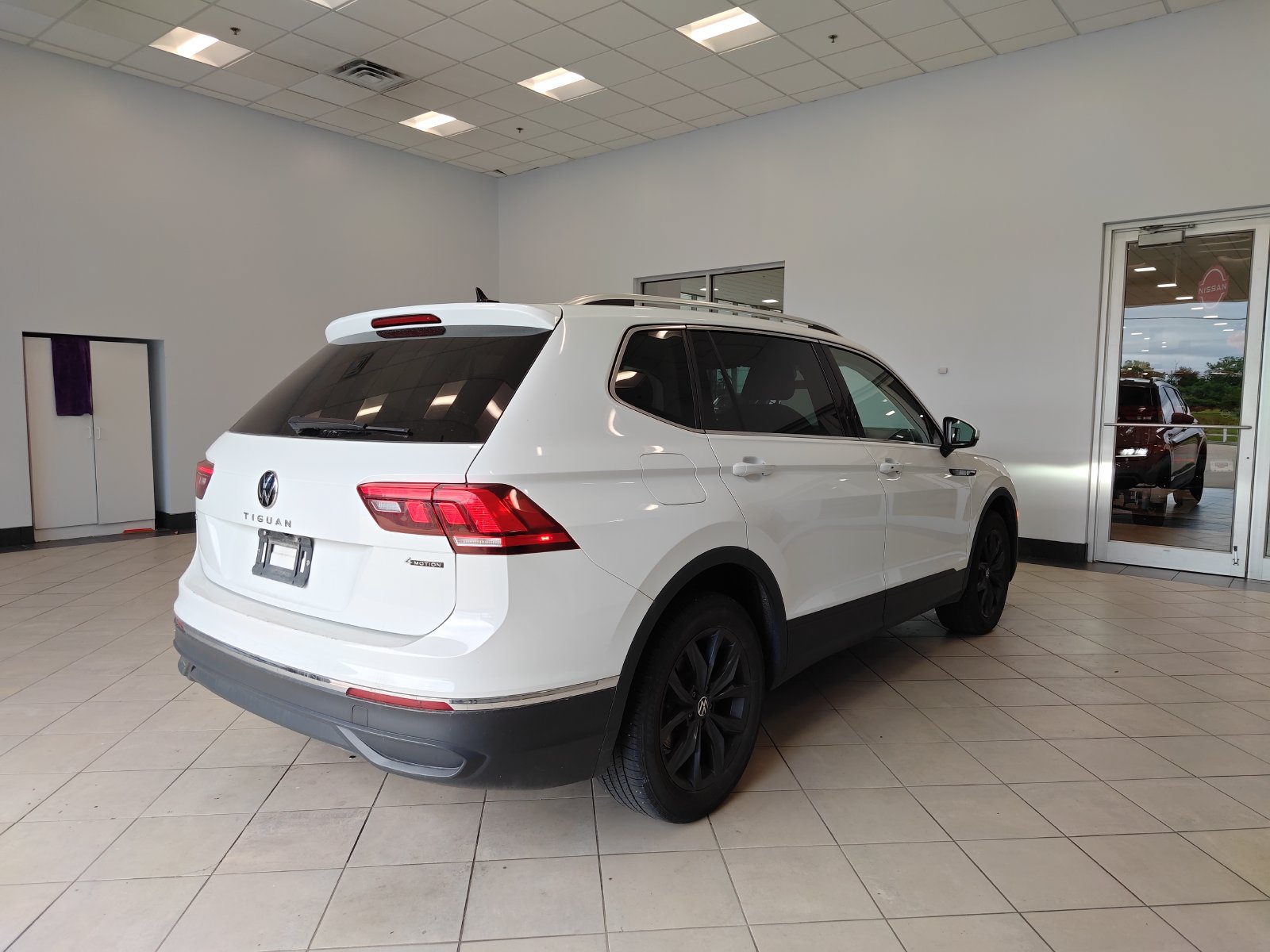Used 2024 Volkswagen Tiguan SE AWD/4WD image 3