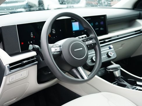 Used 2025 Hyundai Tucson SE image 11