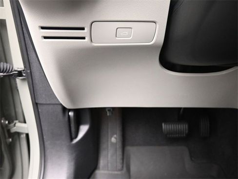 Used 2023 Volvo XC40 B5 Plus w/ Protection Package Premier image 16