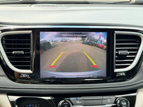 Used 2022 Chrysler Pacifica Touring-L FWD image 23