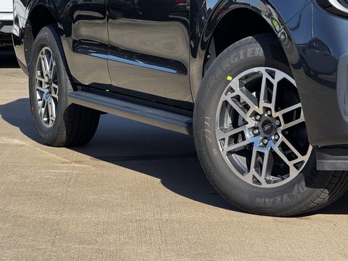 New 2026 Ford Expedition Active image 3