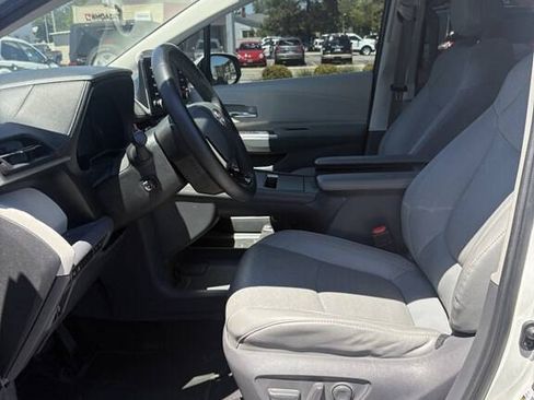 Used 2021 Toyota Sienna Limited FWD image 14