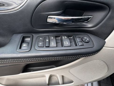Used 2016 Chrysler Town & Country Touring image 21