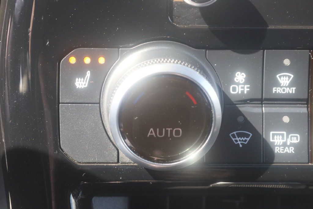 Used 2023 Toyota Highlander XLE AWD/4WD image 11