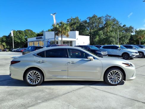 Used 2019 Lexus ES 300h w/ Luxury Package image 8