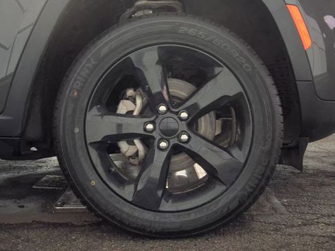 Used 2023 Jeep Grand Cherokee Altitude image 11