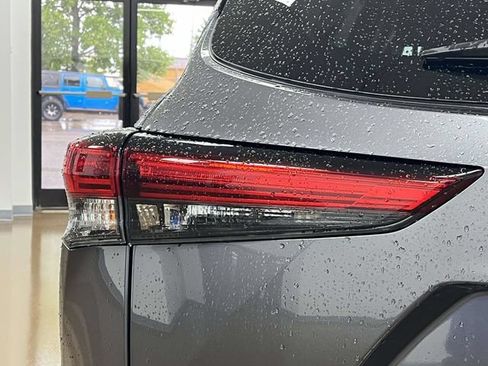 Used 2023 Toyota Highlander XLE AWD/4WD image 10