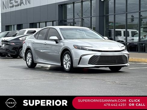 Used 2025 Toyota Camry LE w/ Convenience Package FWD image 1