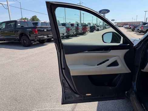 Used 2023 INFINITI QX60 Sensory w/ Vision Package AWD/4WD image 11