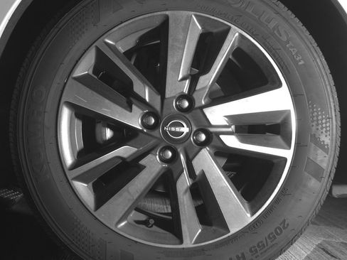 Used 2025 Nissan Versa SV image 12