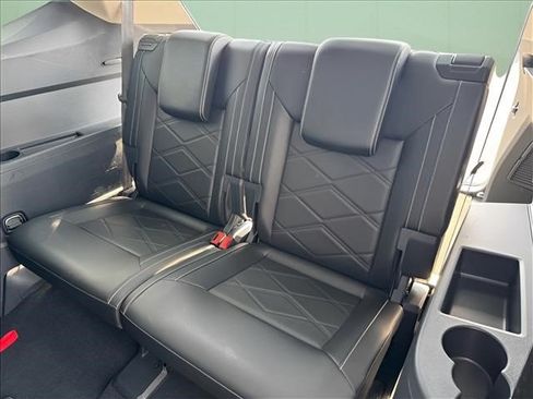 Used 2025 Volkswagen Atlas SE AWD/4WD image 16