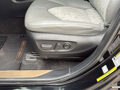 Used 2023 Toyota Highlander Bronze Edition image 10