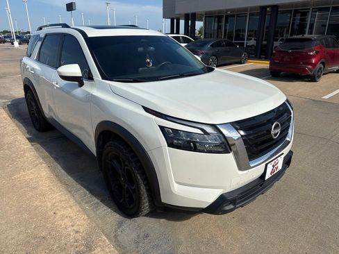 Used 2024 Nissan Pathfinder SV w/ SV Premium Package FWD image 1