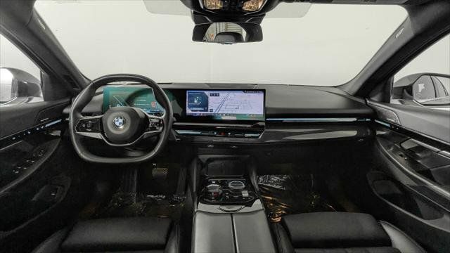 Used 2025 BMW 530i w/ Premium Package RWD image 31