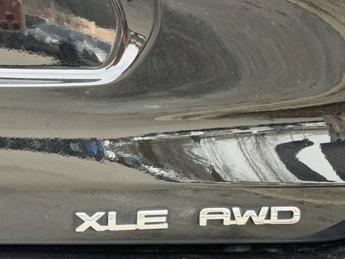 Used 2021 Toyota Highlander XLE image 14