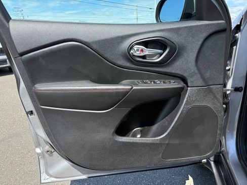 Used 2021 Jeep Cherokee Trailhawk AWD/4WD image 18