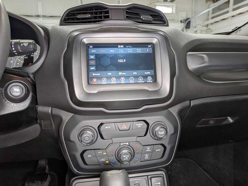 Used 2018 Jeep Renegade Latitude AWD/4WD image 33