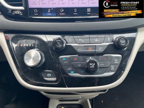 Used 2024 Chrysler Pacifica Touring-L image 22