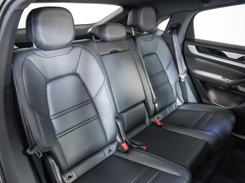 Certified 2025 Porsche Cayenne Coupe image 6