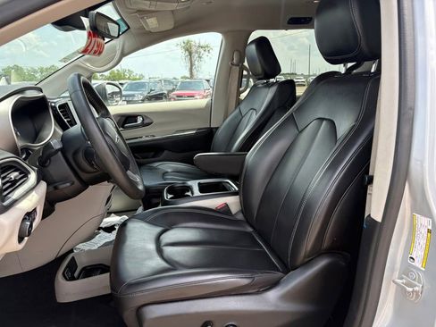 Used 2023 Chrysler Pacifica Touring-L FWD image 11