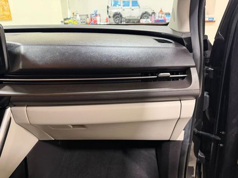 Used 2023 Kia Carnival EX FWD image 33