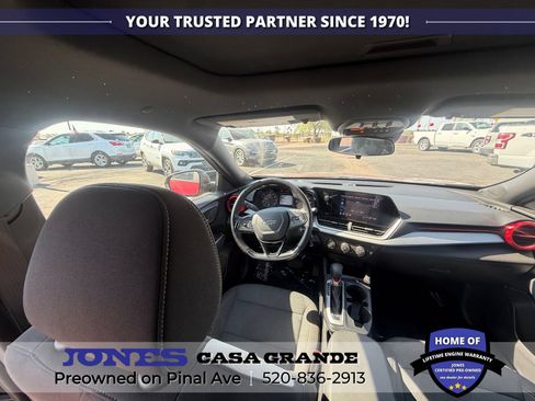 Used 2025 Chevrolet Trax RS w/ Sunroof Package FWD image 12