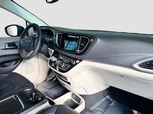 Used 2023 Chrysler Pacifica Touring-L image 29