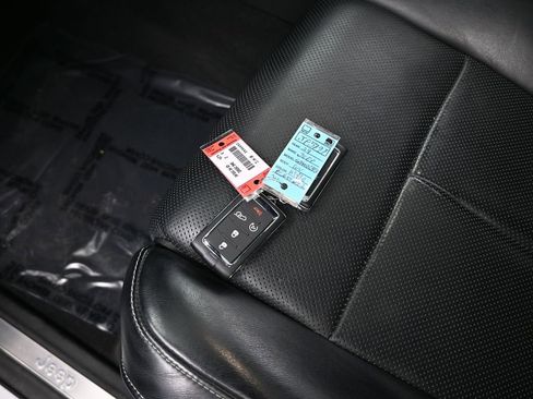 Used 2024 Jeep Grand Cherokee Overland w/ Adv Protech Group III image 19