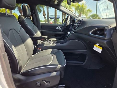 New 2026 Chrysler Pacifica Limited FWD image 18