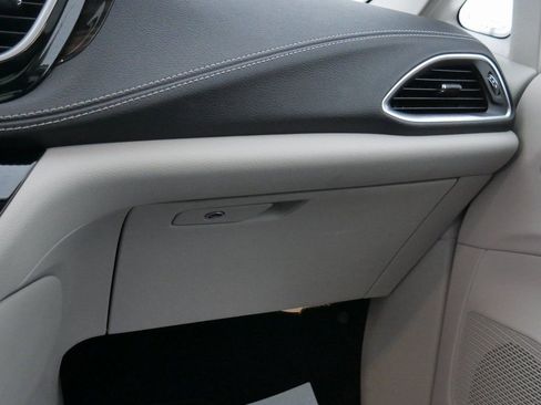 Used 2024 Chrysler Pacifica Limited image 32