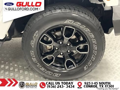 Used 2017 Jeep Wrangler Unlimited Sahara AWD/4WD image 27
