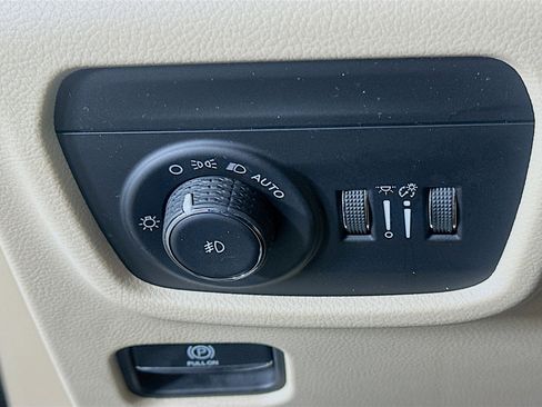 Used 2023 Jeep Grand Cherokee Limited w/ Luxury Tech Group II RWD image 16