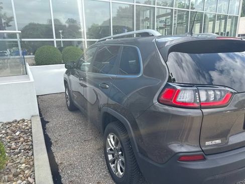 Used 2019 Jeep Cherokee Latitude Plus w/ Cold Weather Group FWD image 4