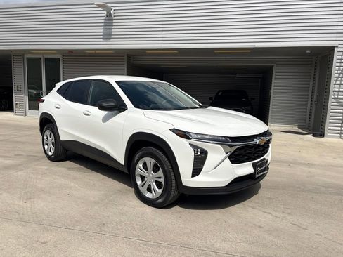 Used 2025 Chevrolet Trax LS FWD image 3