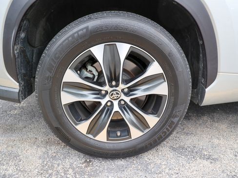 Used 2020 Toyota Highlander XLE FWD image 12