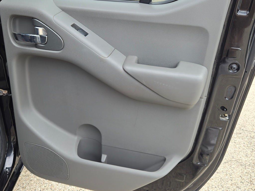 Used 2015 Nissan Frontier SV AWD/4WD image 11