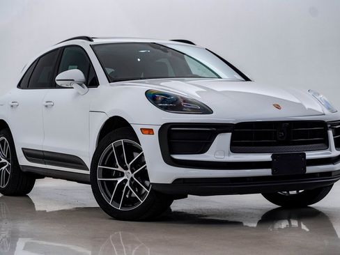 Certified 2025 Porsche Macan image 8