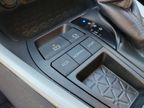 Used 2021 Toyota RAV4 XLE image 22