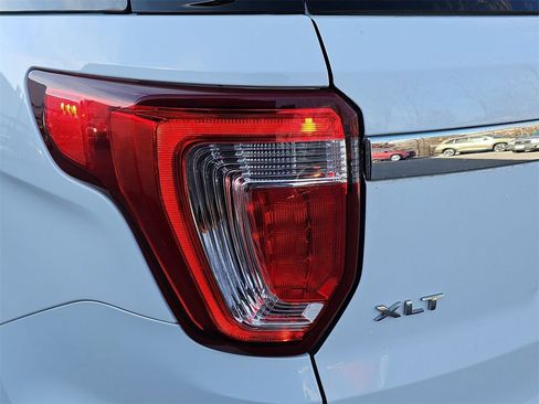 Used 2017 Ford Explorer XLT image 34