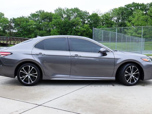 Used 2020 Toyota Camry SE FWD image 5