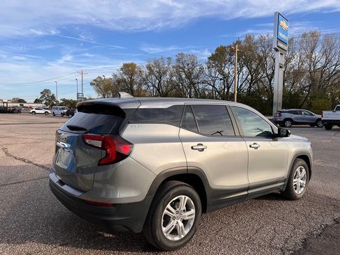 Used 2024 GMC Terrain SLE image 6