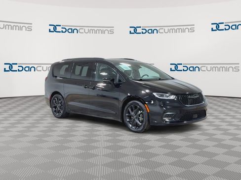 Used 2025 Chrysler Pacifica Limited FWD image 2