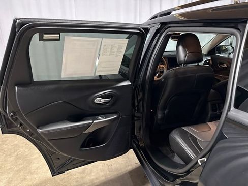 Used 2022 Jeep Cherokee Latitude Lux w/ Mopar Interior Package AWD/4WD image 23