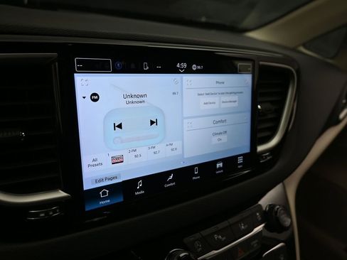 Used 2024 Chrysler Pacifica Touring-L FWD image 22
